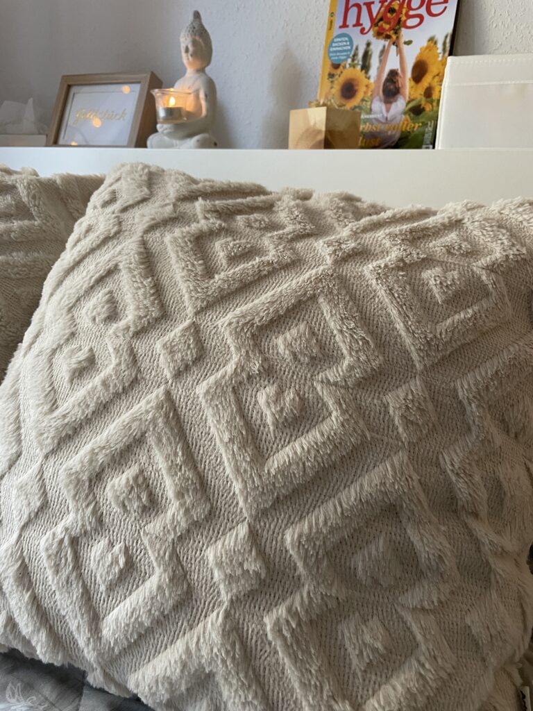 Beiges kuscheliges Kissen für dein Hygge Zuhause