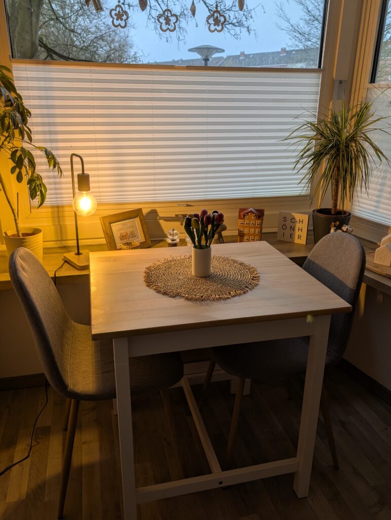 Hygge Zuhause mit Esstisch aus Holz