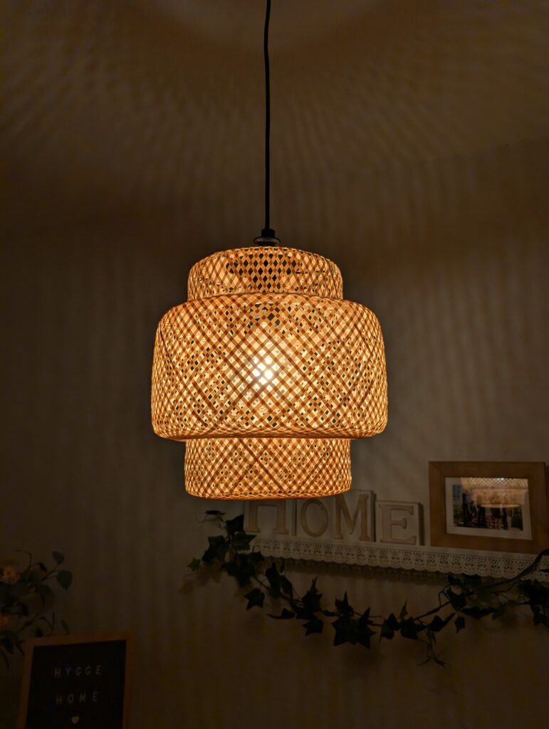 Unsere Deckenlampe mit einem Lampenschirm aus Rattan für ein warmes, gemütliches Licht