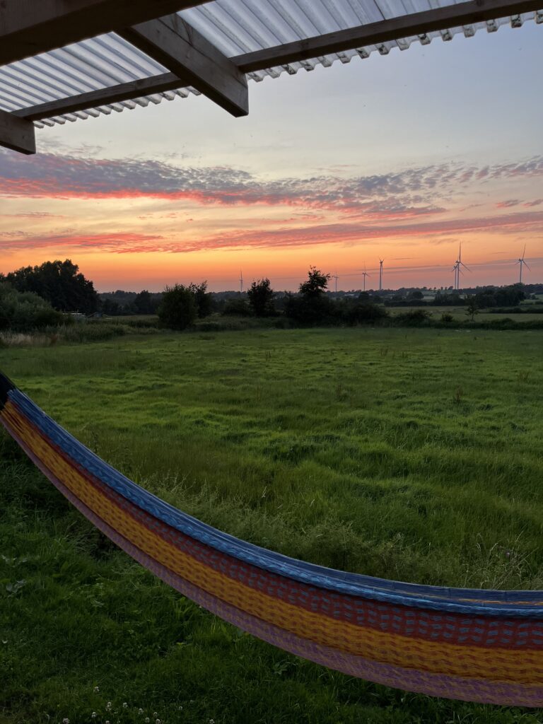 Sonnenuntergang im Tiny House Urlaub in Schleswig-Holstein
