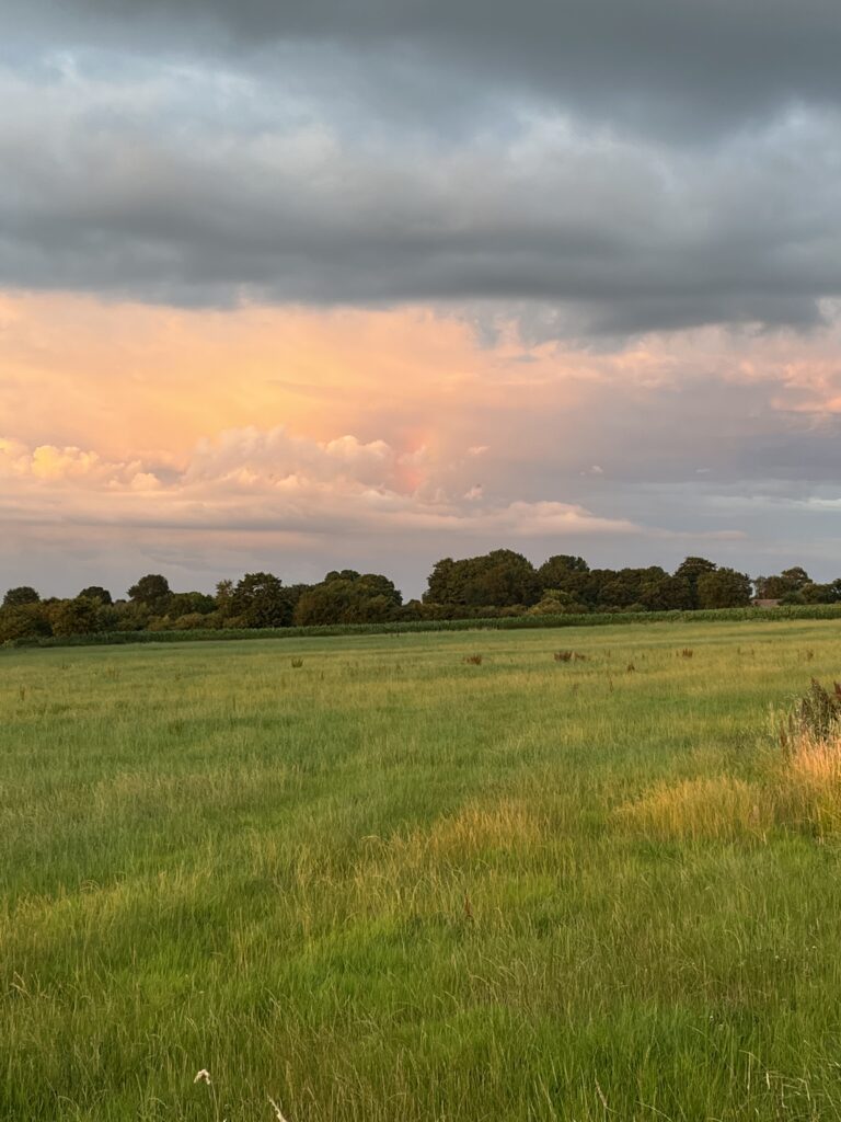 Wunderschöner Himmel beim Sonnenuntergang mit Regenbogen