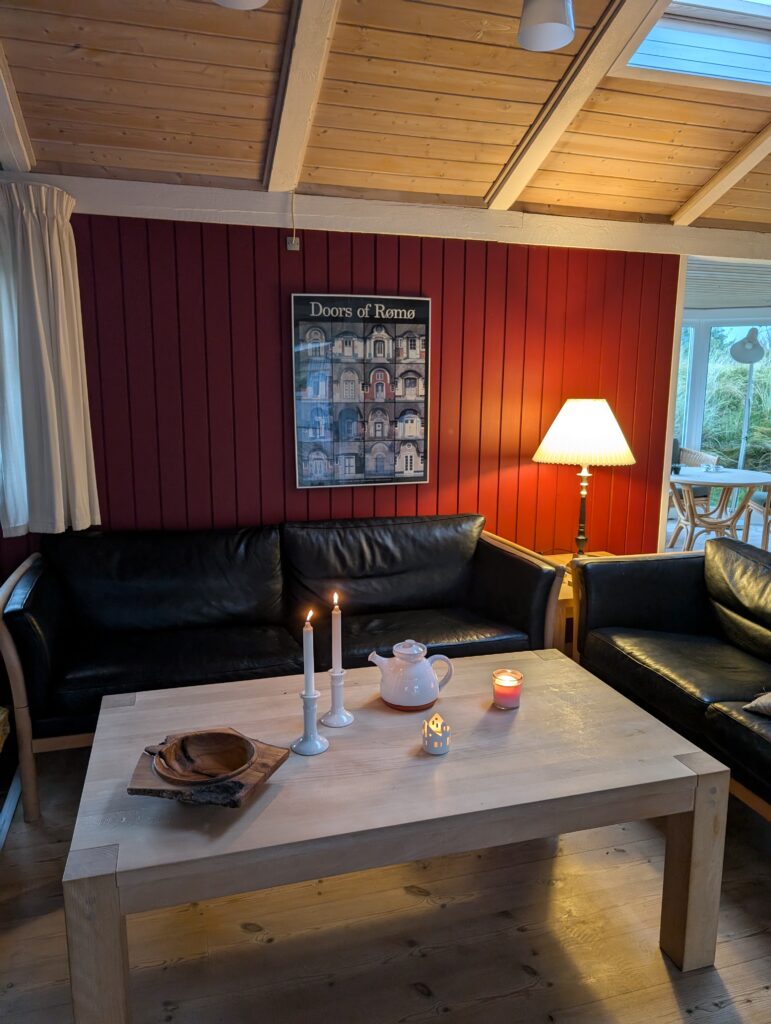 Ferienhaus Wohnzimmer mit Kerzen und Tee