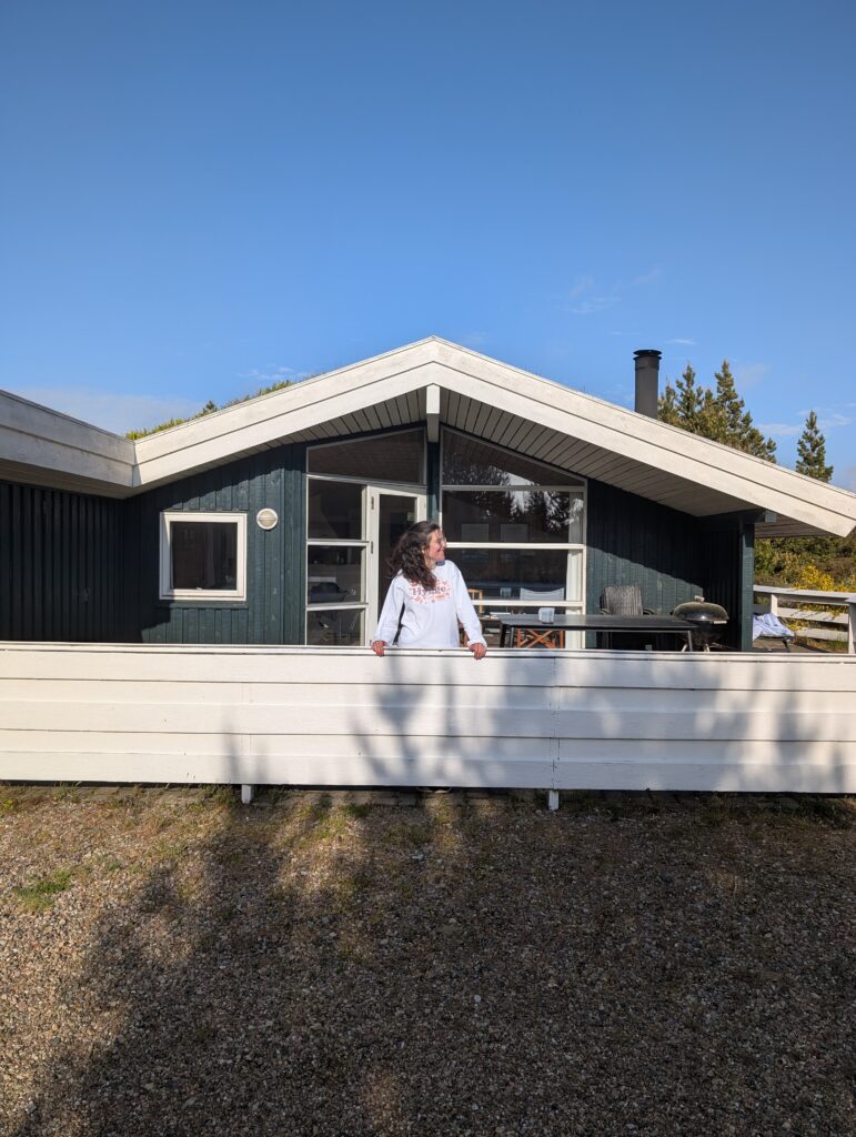 Kaja Kowalski am Ferienhaus auf Römö im Dänemark Inselurlaub an der Nordsee