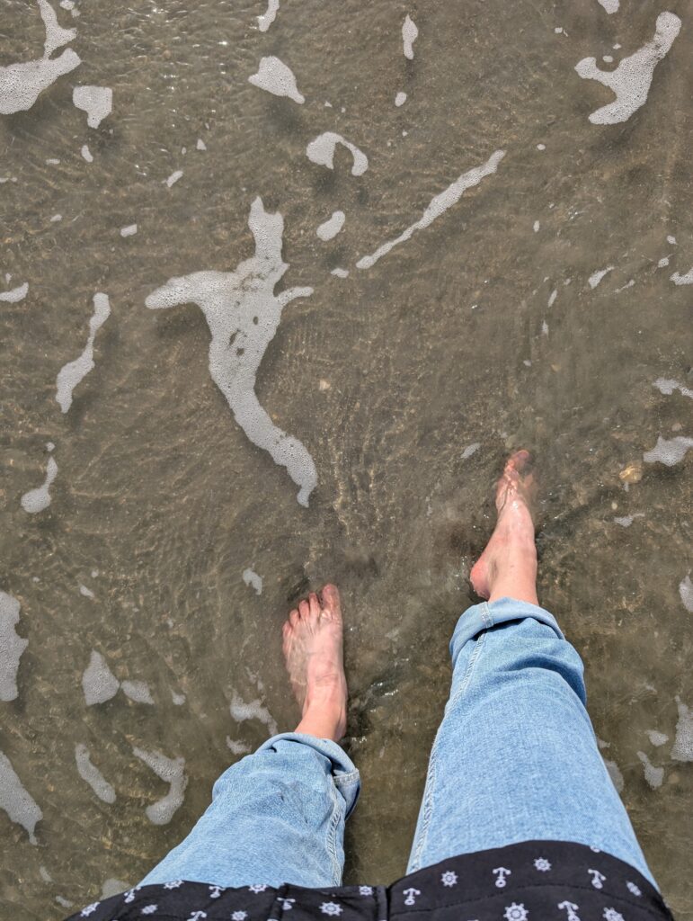 mit den Füßen im Wasser